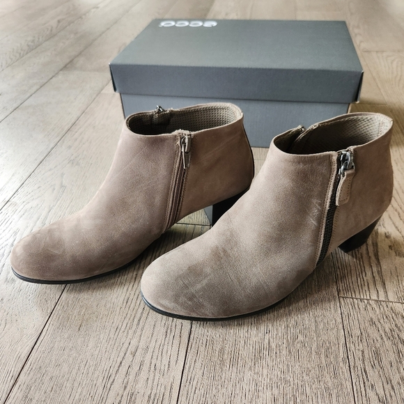 Size 7 -7.5 ECCO Shape M 35 Women's Tan Grey Zipper Ankle Boots Steampunk Witchy - Picture 1 of 9